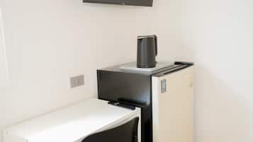 Escritorio, cortinas blackout y tabla de planchar con plancha