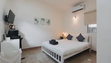 Standard Room | Desk, blackout curtains, soundproofing, iron/ironing board