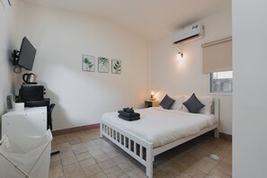 Standard Room | Desk, blackout curtains, soundproofing, iron/ironing board - Kavana Kata Residence (Karon)