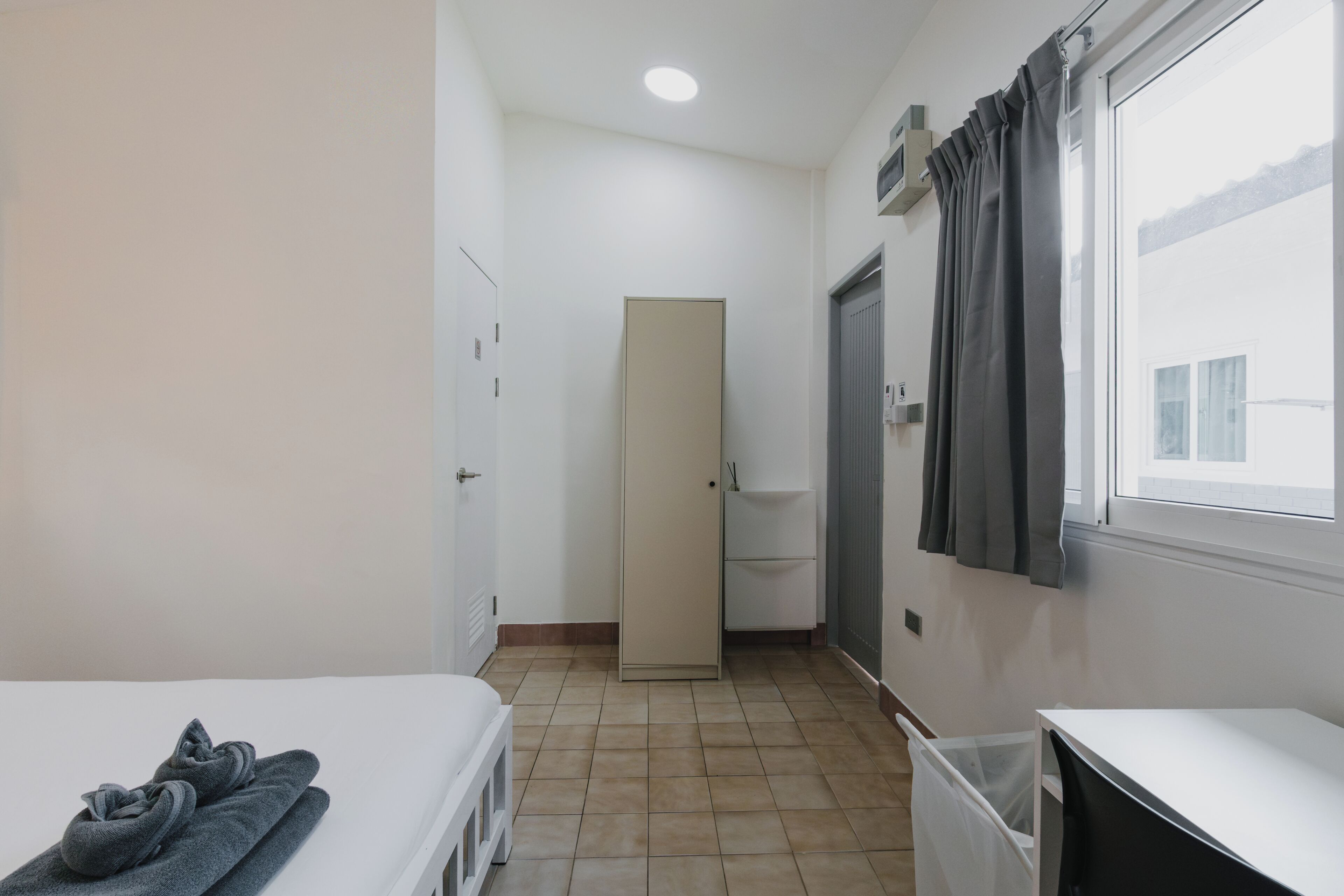 Kamar Standar | Meja kerja, tirai kedap cahaya, kedap suara, dan setrika/meja setrika
