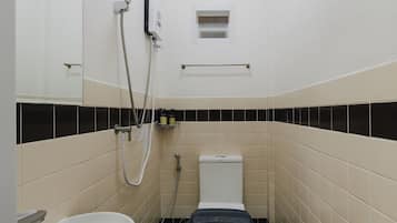 Standard Room | Bathroom | Hair dryer, towels, soap, shampoo