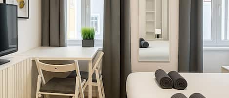 Tabla de planchar con plancha, wifi y ropa de cama