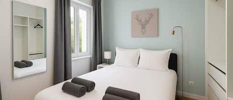 Iron/ironing board, WiFi, bed sheets