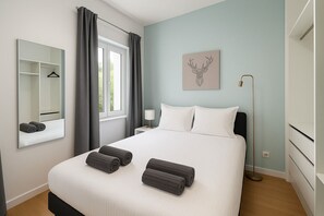 Een strijkplank/strijkijzer, wifi, beddengoed