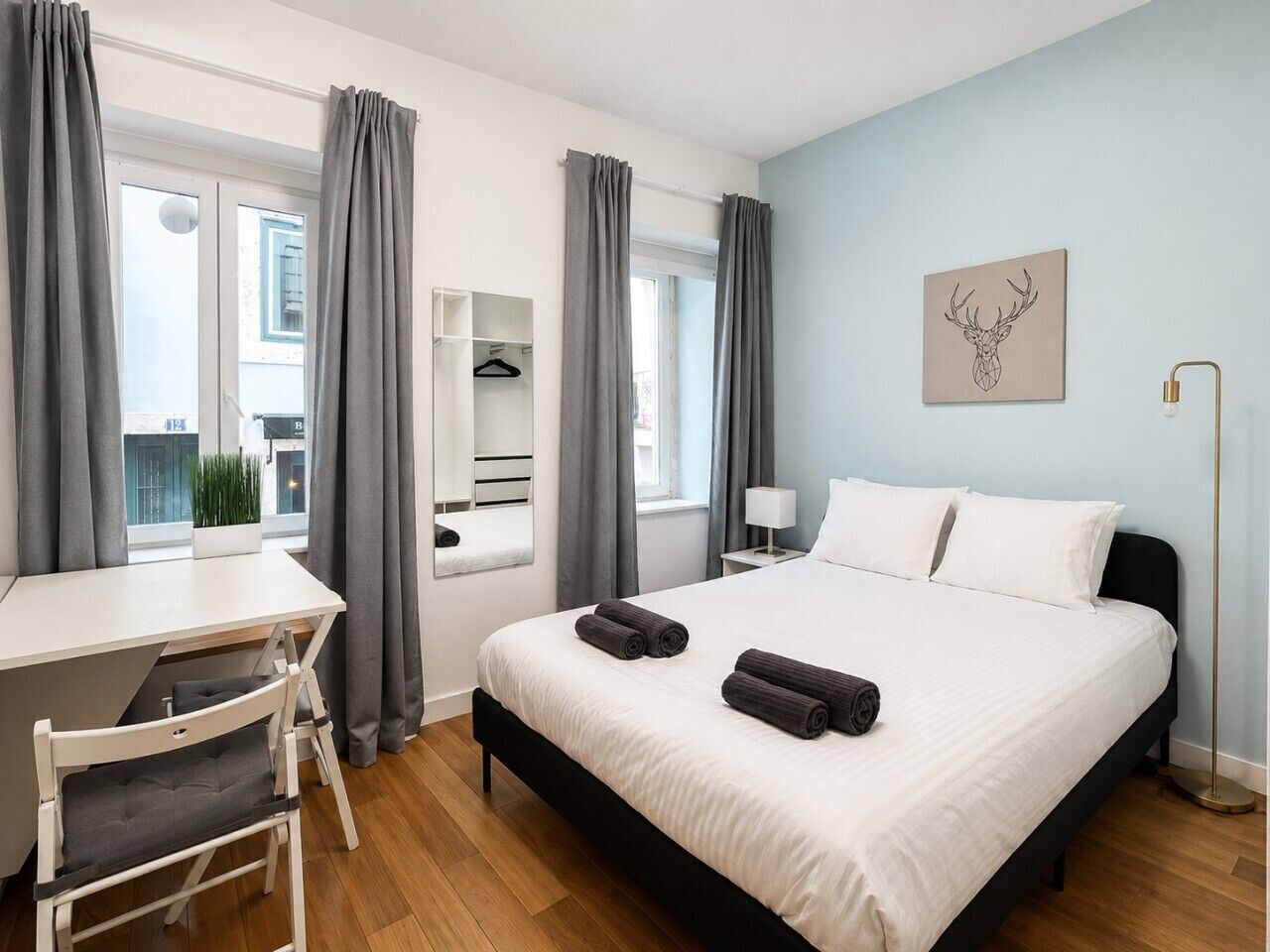 Tabla de planchar con plancha, wifi, ropa de cama
