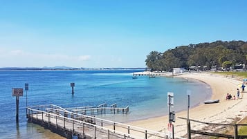 بالقرب من الشاطئ