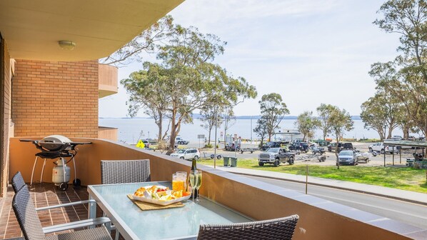 Outdoor dining - Columbia 4, 12 Columbia Cl - water views and fantastic location (Nelson Bay)