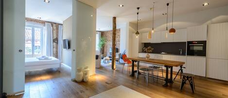 1 habitación, tabla de planchar con plancha, wifi gratis y ropa de cama