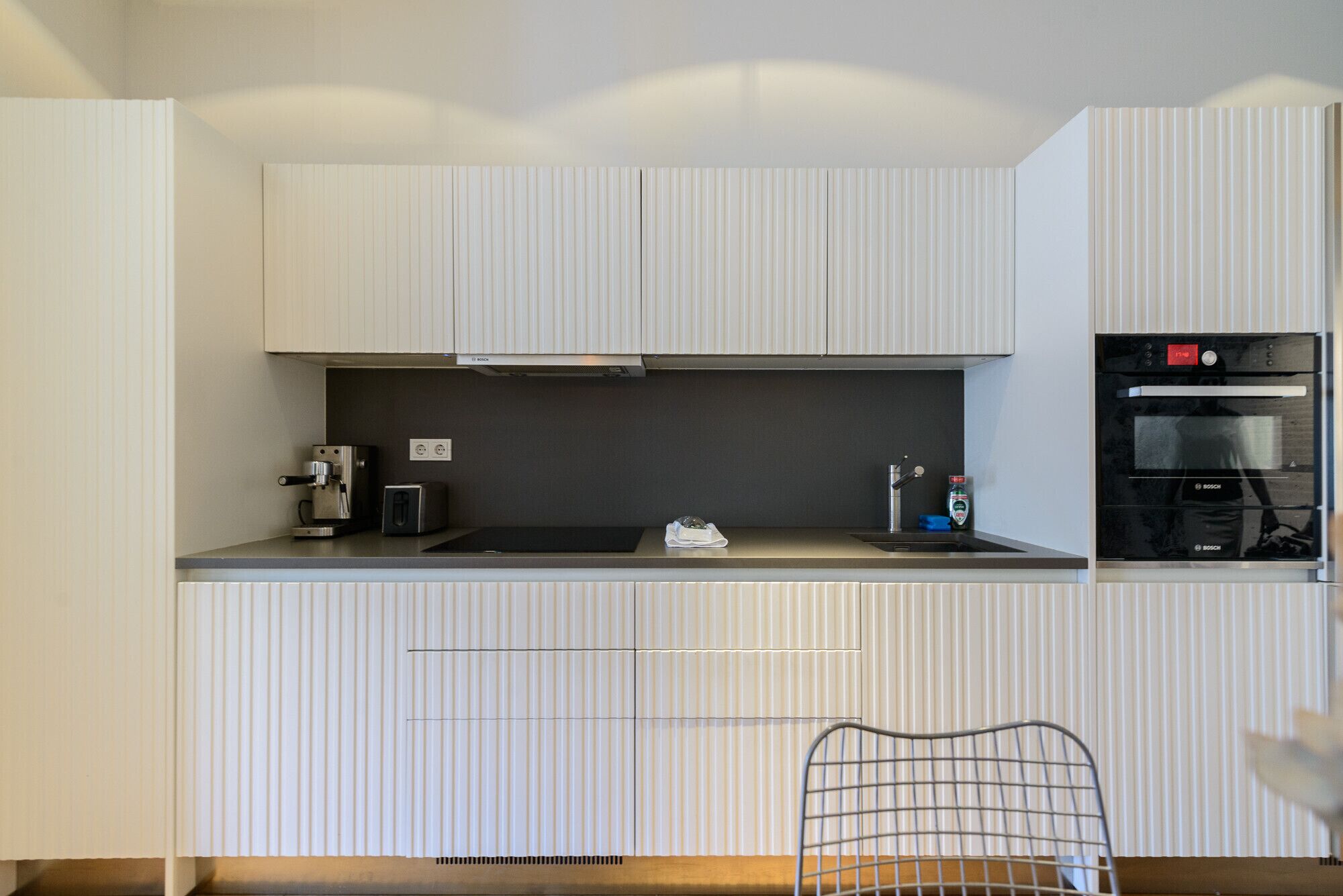 Een koelkast, een magnetron, een oven, een vaatwasser