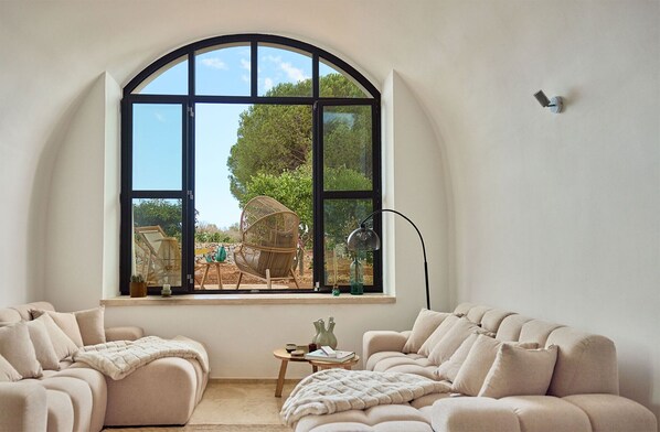 Téléviseur connecté, livres, écran d’ordinateur, imprimante