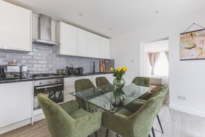 Fridge, microwave, oven, stovetop - Gorgeous 3 bed flat w/ great central location (Greater London)