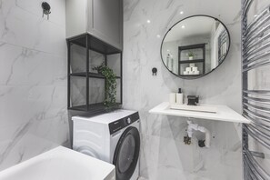 Bathroom - Gorgeous 3 bed flat w/ great central location (Greater London)