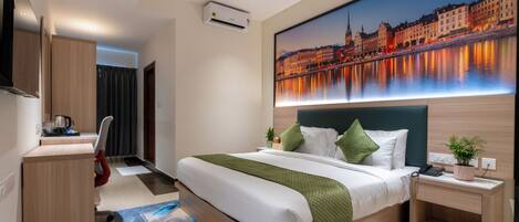 Superior tweepersoonskamer | Een kluis op de kamer, een bureau, een laptopwerkplek