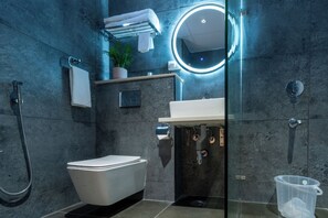 Douche, sèche-cheveux, chaussons, serviettes fournies