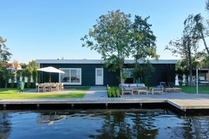 Outdoor dining - Hideaway Island (luxury retreat with private boat) (Vinkeveen)