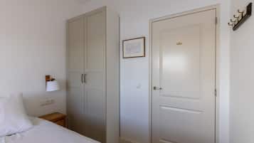 Tabla de planchar con plancha, wifi, ropa de cama