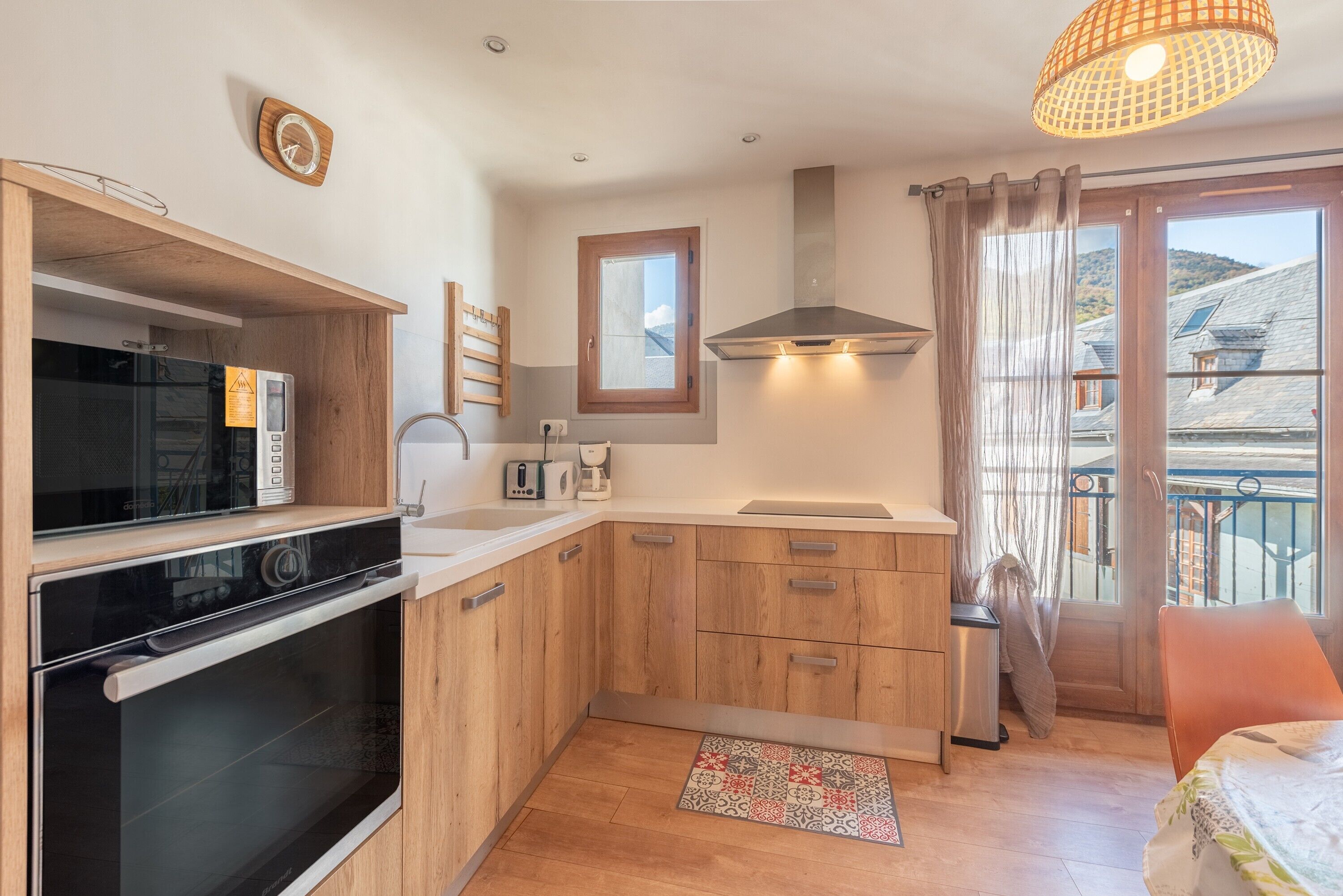 冷蔵庫、電子レンジ、オーブン、コンロ