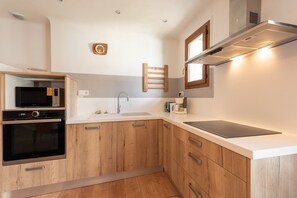 Frigorífico, microondas, horno y placa de cocina