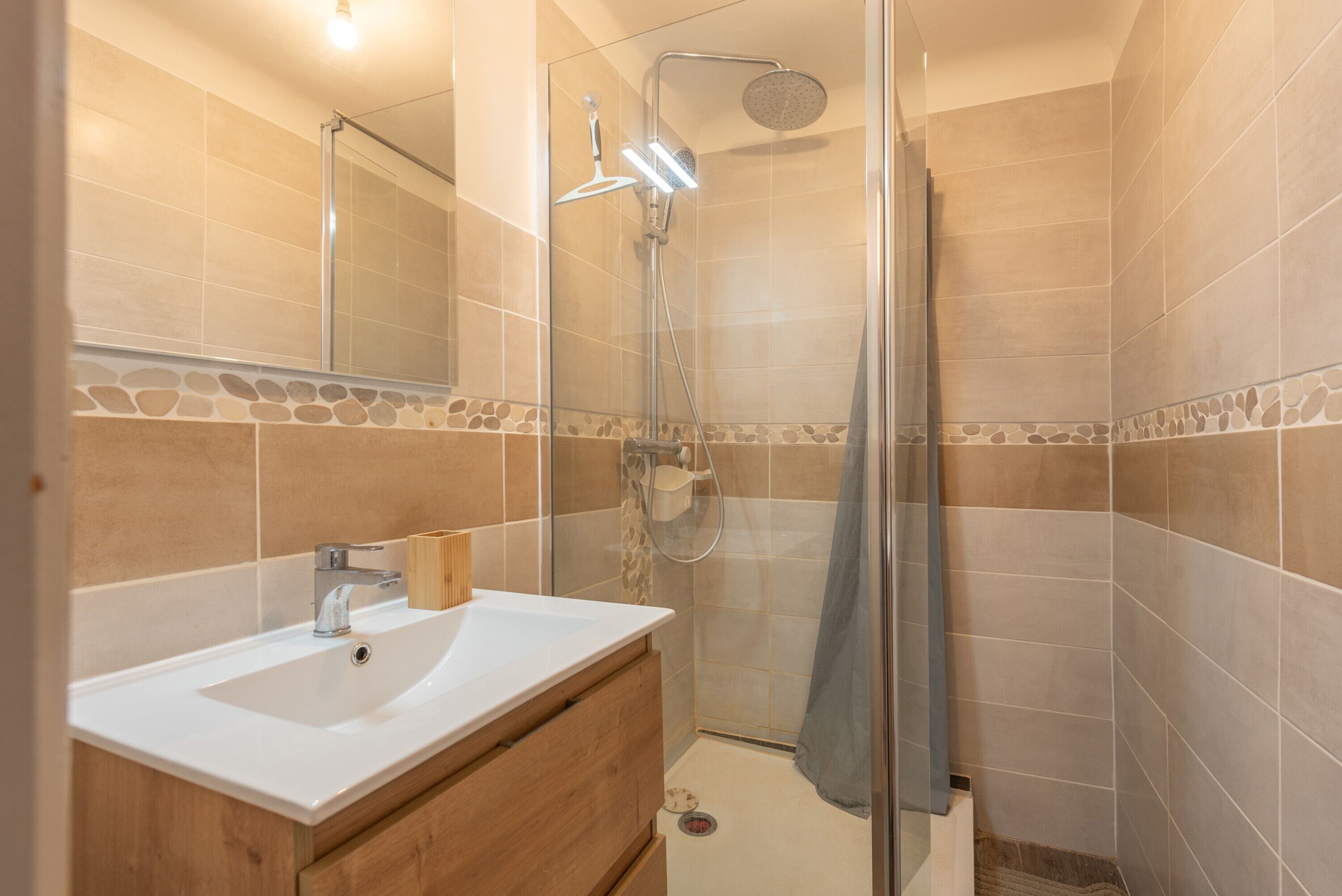 Shower, free toiletries, hair dryer
