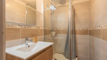 Shower, free toiletries, hair dryer