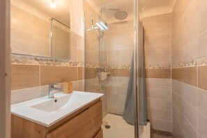 Shower, hair dryer, toilet paper