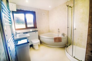 Regadera y papel de baño 