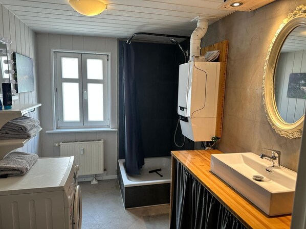 Douche, sèche-cheveux, serviettes fournies