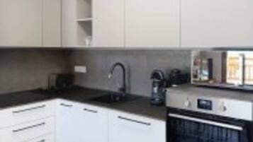 Fridge, microwave, stovetop, dishwasher