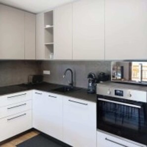 Kühlschrank, Mikrowelle, Herdplatte, Geschirrspüler