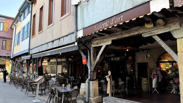 A street with outdoor seating and a building with a sign reading "Galerie d'art". - Family Housing (2 Adults + 1 Child) - Center City (MIREPOIX)