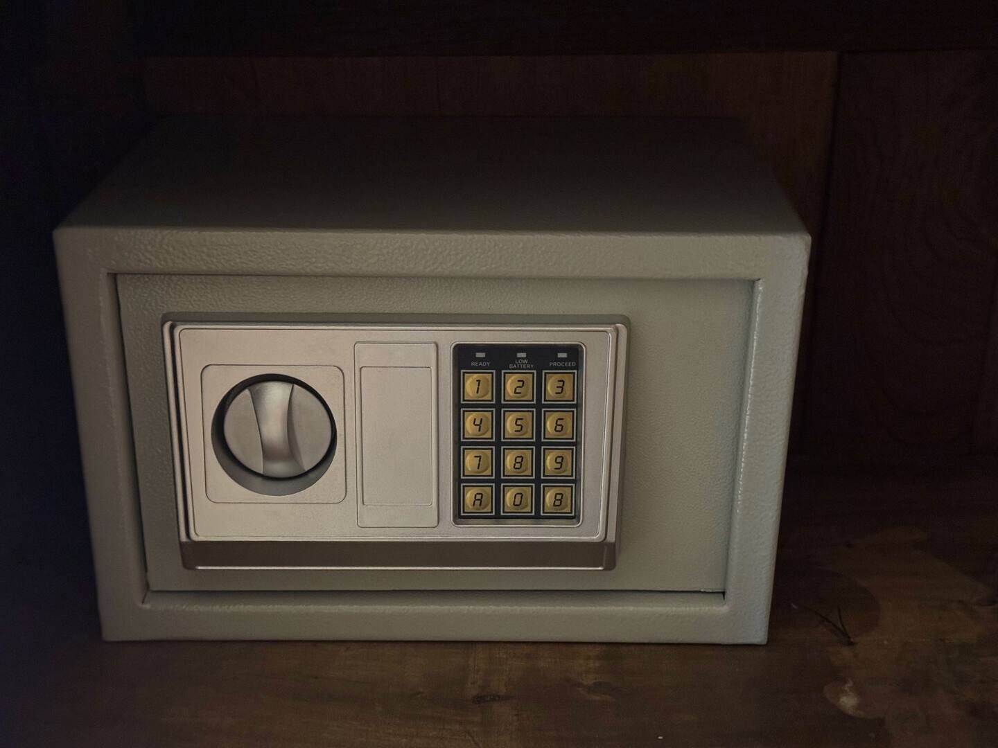 Een kluis met een combinatiecijfer en een keypad.