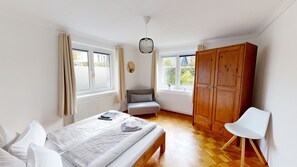 5 bedrooms, iron/ironing board, WiFi, bed sheets
