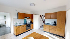 Een koelkast, een magnetron, een oven, een kookplaat