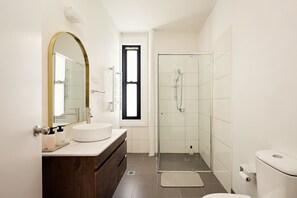 Shower, hair dryer, towels, shampoo