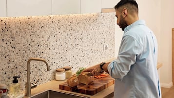 Fridge, microwave, stovetop, dishwasher