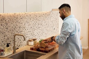 Kjøleskap, mikrobølgeovn, kokeplater og oppvaskmaskin