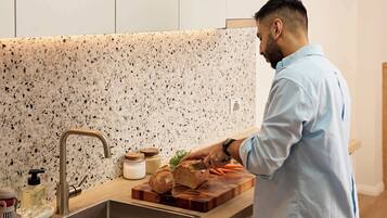 Fridge, microwave, stovetop, dishwasher