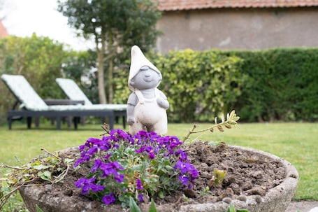 Property grounds. Country House 'La Rose De Forest-l'Abbaye' with Private Garden and Wi-Fi