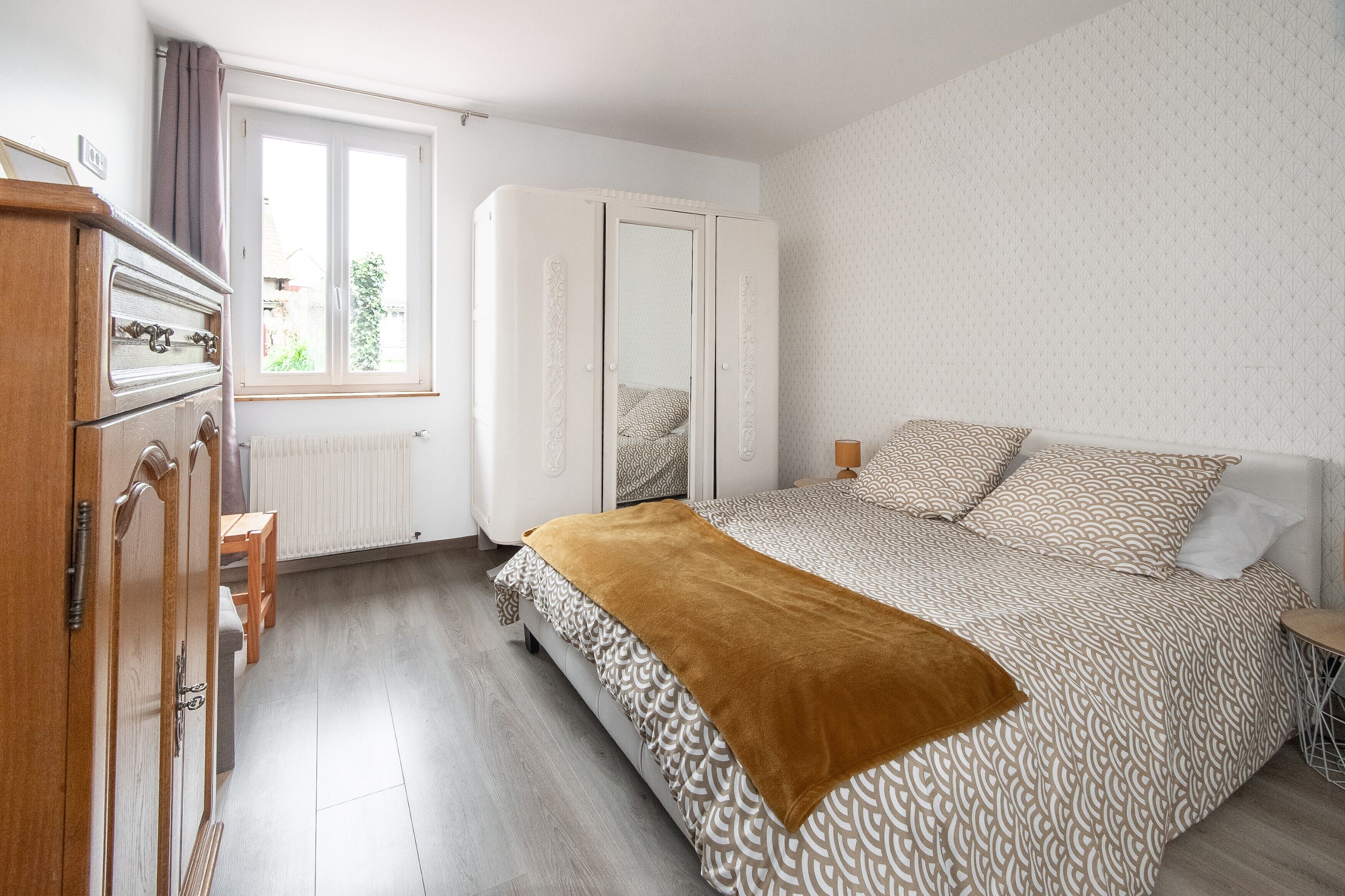 2 bedrooms, desk, iron/ironing board, WiFi