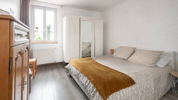 2 bedrooms, desk, iron/ironing board, WiFi