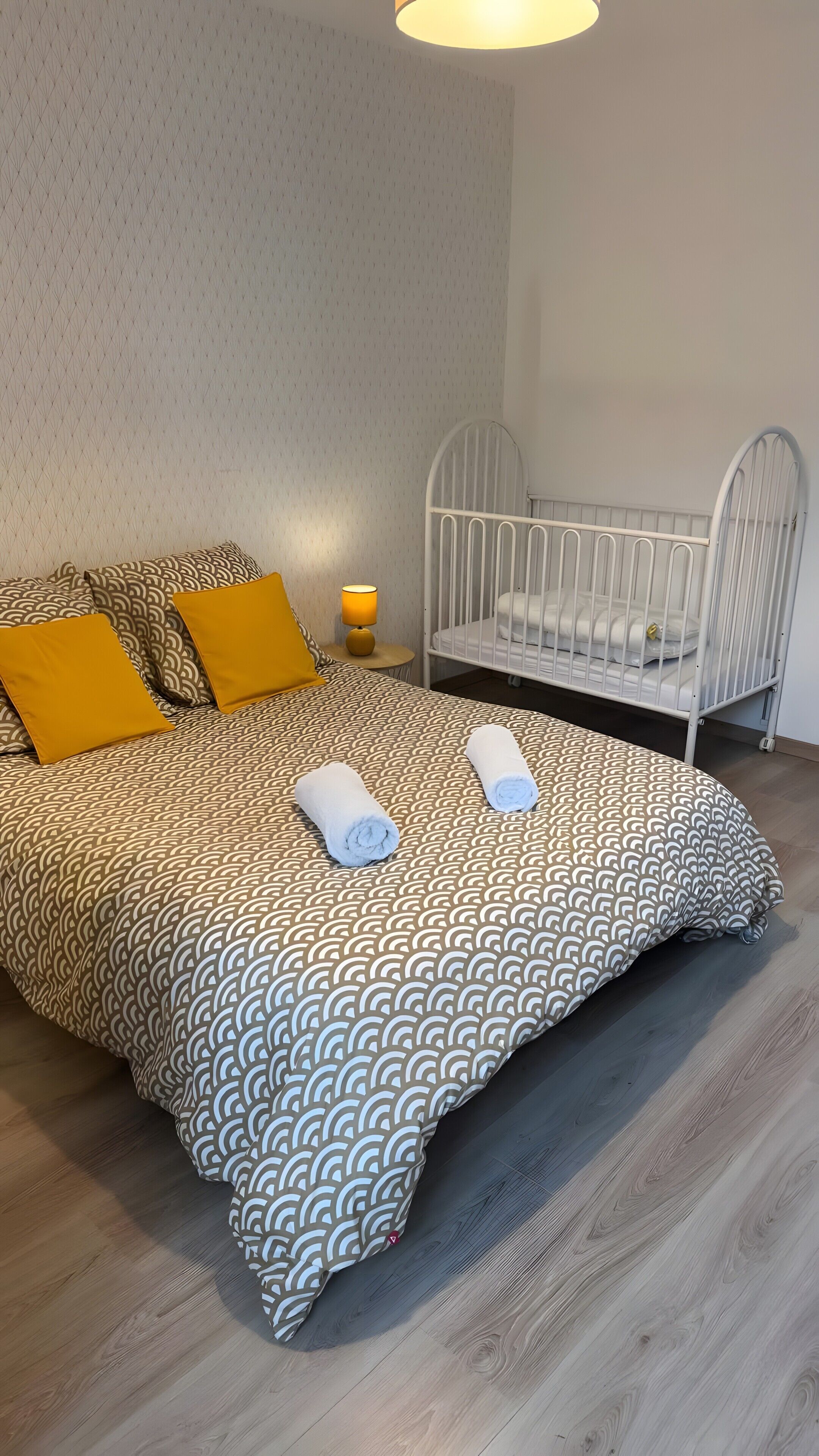 2 slaapkamers, een bureau, een strijkplank/strijkijzer, wifi