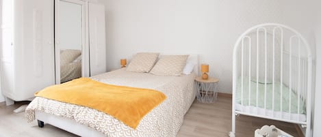 2 habitaciones, escritorio, tabla de planchar con plancha y wifi