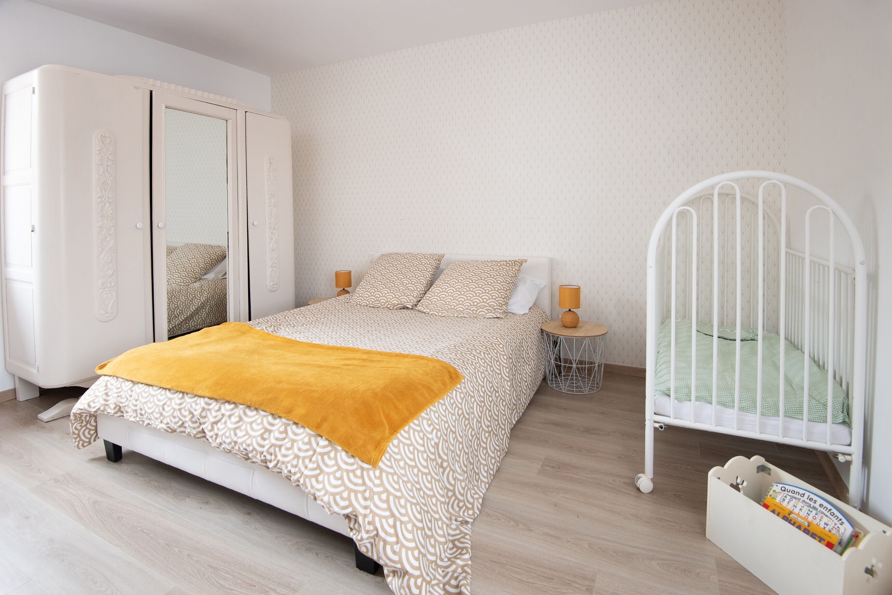 2 bedrooms, desk, iron/ironing board, WiFi