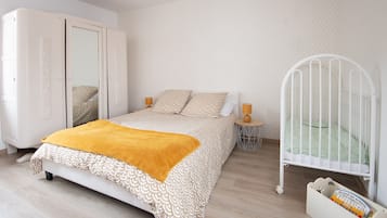 2 bedrooms, desk, iron/ironing board, WiFi