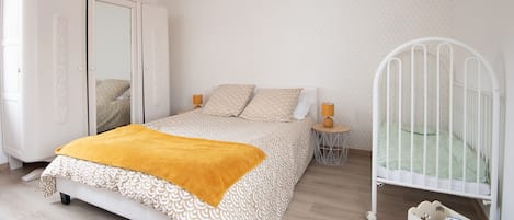 2 habitaciones, escritorio, tabla de planchar con plancha y wifi