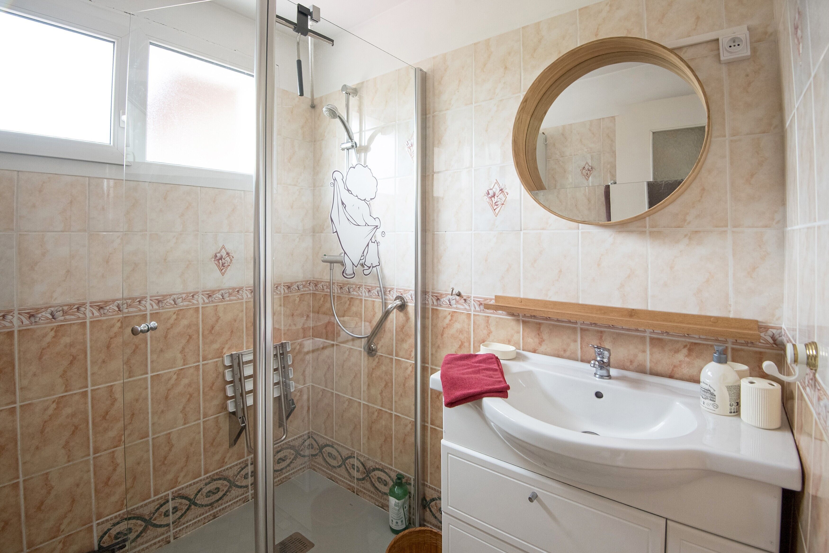 Dusche, kostenlose Toilettenartikel, Haartrockner, Handtücher