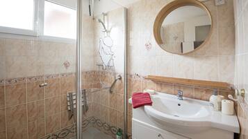 Een douche, gratis toiletartikelen, een haardroger, handdoeken