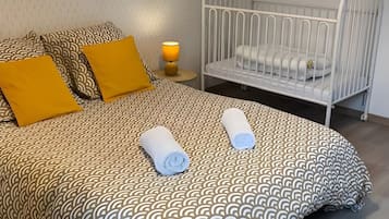 2 bedrooms, iron/ironing board, WiFi