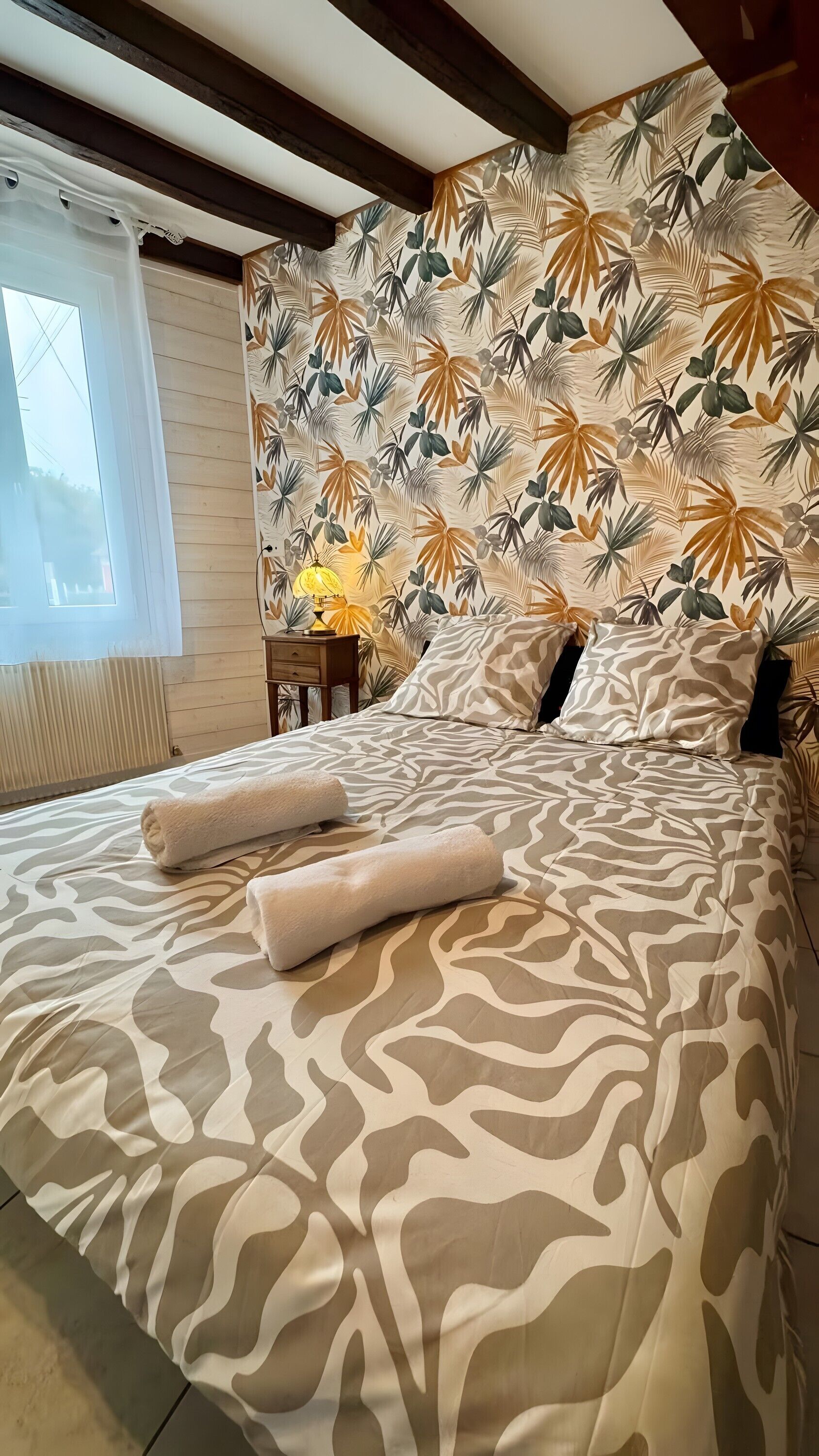 2 bedrooms, iron/ironing board, WiFi