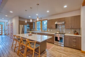 Fridge, stovetop, dishwasher, coffee/tea maker